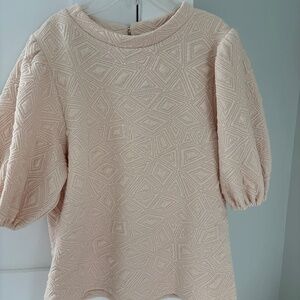 Cream patterned/textured blouse with puffed 3/4 sleeve